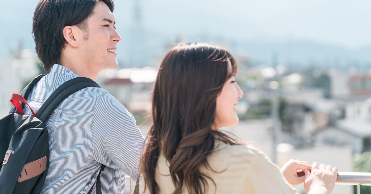 街の景色を笑顔で見る男女