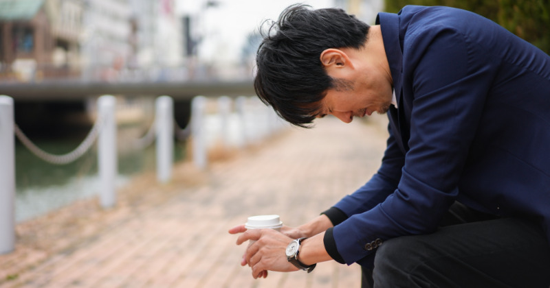 落ち込む男性